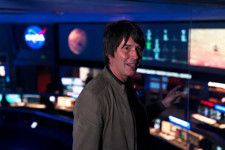 ไบรอัน ค็อกซ์ (ฺBrian Cox) นักฟิสิกส์อนุภาค และนักสื่อสารวิทยาศาสตร์