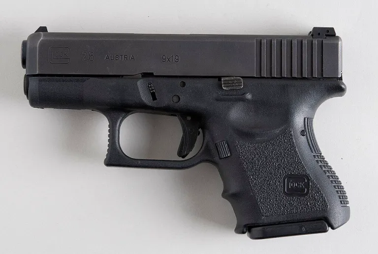 ปืน Glock 26 ซึ่งใช้โดย Federal Air Marshal Service เนื่องจากมีขนาดเล็กและพกพาแบบซ่อนได้ง่าย