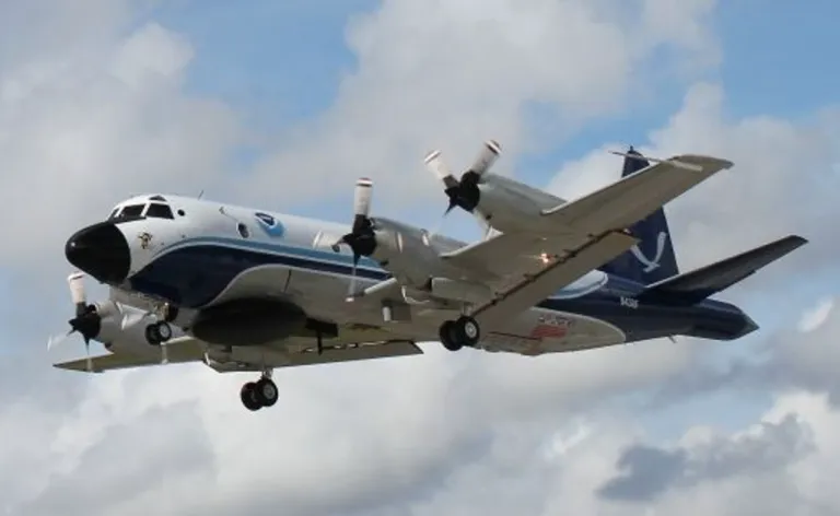 เครื่องบิน Lockheed WP-3D Orion ซึ่งเป็นเครื่องบินสำรวจเฮอร์ริเคนของ NOAA สำหรับการบินเข้าไปภายในเฮอร์ริเคน