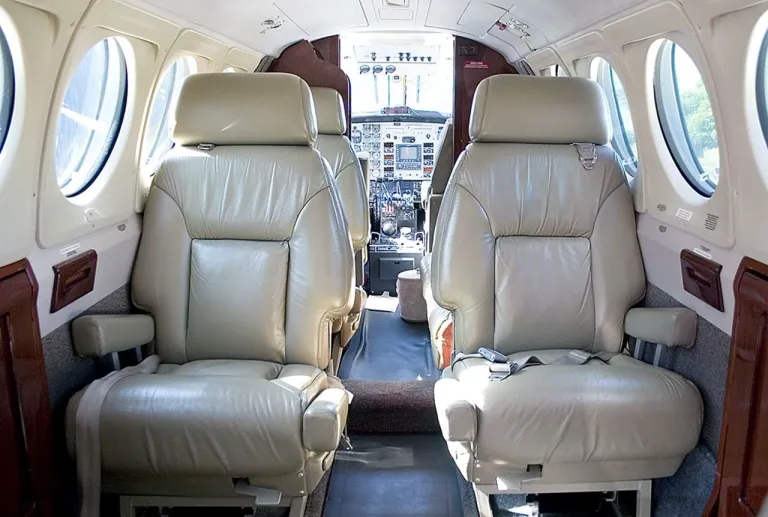 ภายในห้องโดยสารของเครื่องบิน Beechcraft B200 ซึ่งเป็นรุ่นใกล้เคียงของ Beechcraft King Air 350_360CER