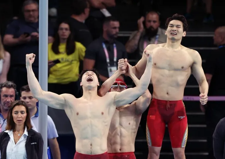 ทีมชาติจีนหลังสามารถคว้าเหรียญทองจากการแข่งขันว่ายน้ำ ประเภทผลัดผสม 4x100 เมตร (ชาย) ด้วยเวลา 3 นาที 27.46 วินาที ในการแข่งขันกีฬาโอลิมปิกเกมส์ ปารีส 2024 วันที่ 4 ส.ค. 2024 ภาพซินหัว