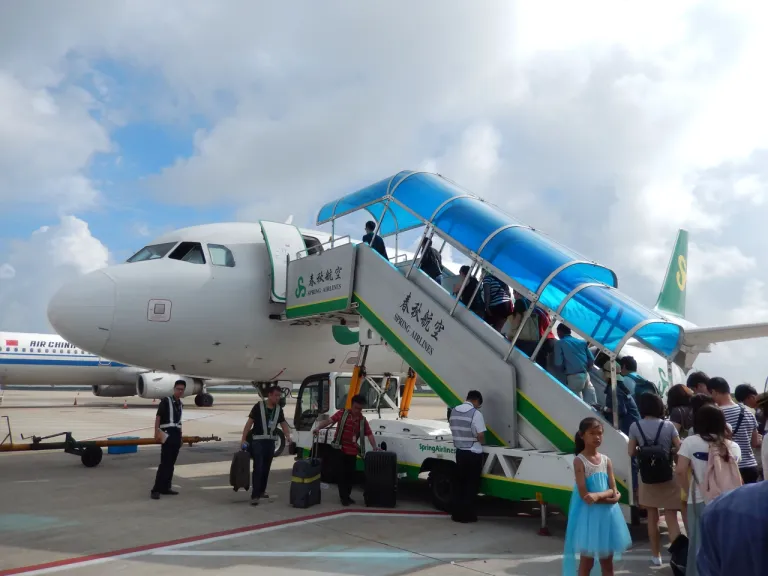 บันไดสำหรับการ Boarding ซึ่งมักใช้โดยสายการบิน Low Cost แทนการใช้ Jet Bridge ซึ่งอาจมีต้นทุนที่สูงกว่า
