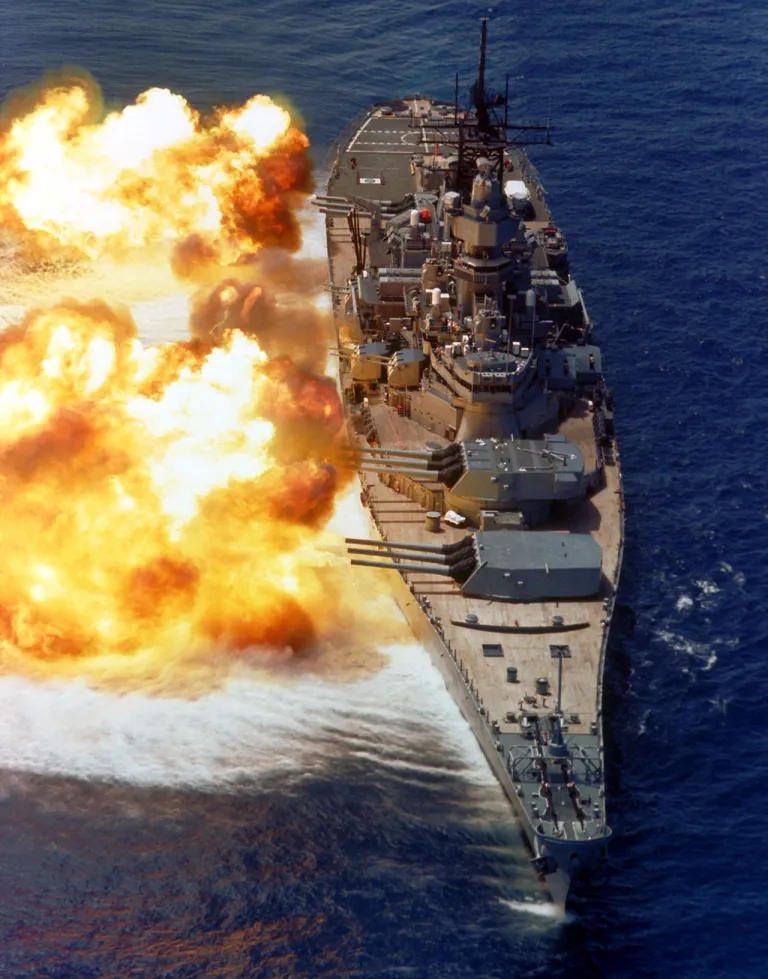 ภาพของเรือประจัญบาน USS Iowa ระหว่างการซ้อมยิงปืนใหญ่