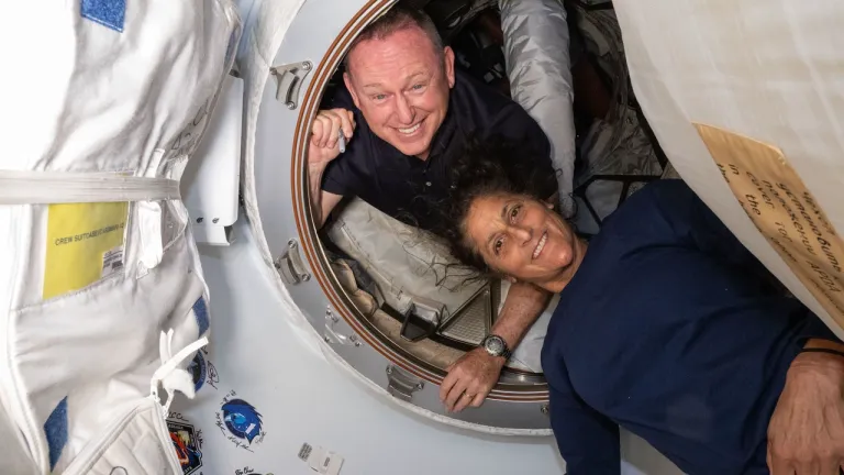 ภาพถ่ายสองนักบินอวกาศ Butch Wilmore และ Suni Williams ในสถานีอวกาศนานาชาติ