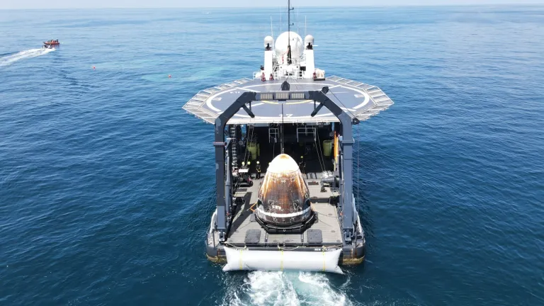 ภาพถ่ายเรือ Shannon เรือเก็บกู้ยานอวกาศของ SpaceX ที่บรรทุกยาน Dragon 2 เดินทางกลับฐานเรือแหลมคะเนเวอรัล ที่มา NASA