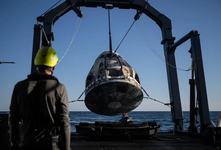 ภาพถ่ายการเก็บกู้ยาน Dragon ในภารกิจ Crew-4 ถูกเก็บกู้โดยเรือ Megan ของ SpaceX นอกชายฝั่งแอตแลนติก ในปี 2022 ที่มา NASA