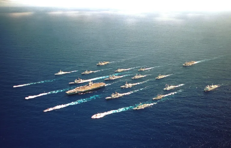 ภาพแสดง Carrier Battle Group หรือกองเรือบรรทุกเครื่องบินนำโดย USS Abraham Lincoln ระหว่างการซ้อมรบ RIMPAC 2000