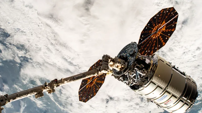 ยาน Cygnus CRS-21 ขณะถูกแขนกล Canadarm 2 จับเพื่อทำการลากจูงเข้าเชื่อมต่อกับสถานีอวกาศนานาชาติ ซึ่งภายในยานเสบียงได้มีสัมภาระและของใช้ส่วนตัวสำหรับสองนักบินอวกาศจากเที่ยวบินทดสอบ Starliner อยู่ภายในนั้นด้วย