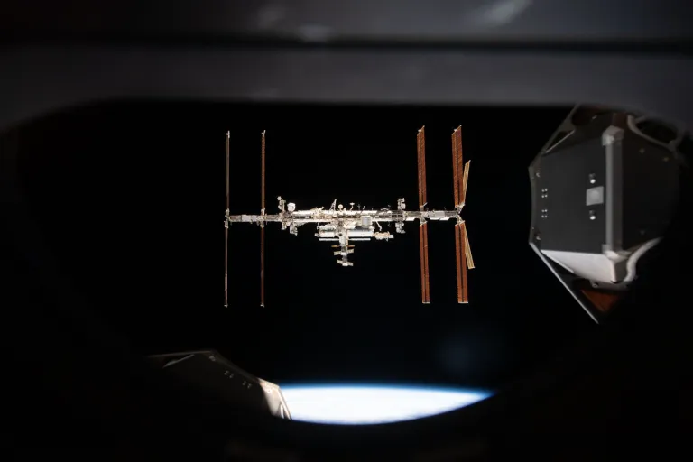 ภาพถ่ายจากภายในยาน Boeing Starliner ขณะทำการรอเชื่อมต่อกับสถานีอวกาศนานาชาติ