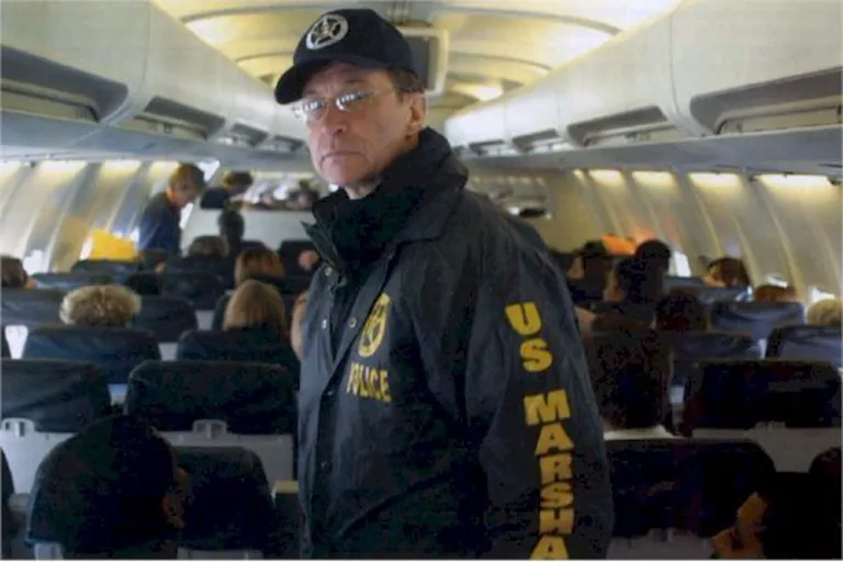 เจ้าหน้าที่ U.S. Marshals Service บนเครื่องบิน JPATS