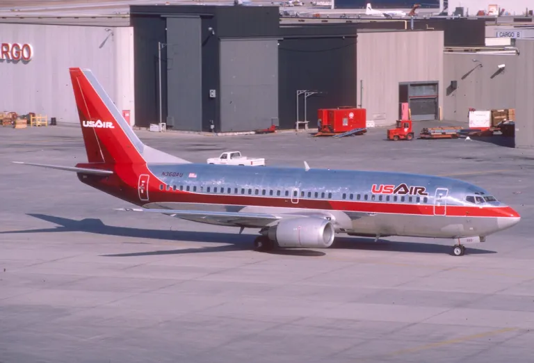 ภาพถ่ายเครื่องบิน Boeing 737-300 ของ USAir ที่เป็นเครื่องพัฒนาต่อยอดจากเครื่อง Boeing 737-200 เห็นได้จากการเปลี่ยนเครื่องยนต์ขนาดเล็กเป็นเครื่องยนต์เทอร์โบแฟนขนาดใหญ่ CFM56 ภาพถ่ายโดย Aero Icarus