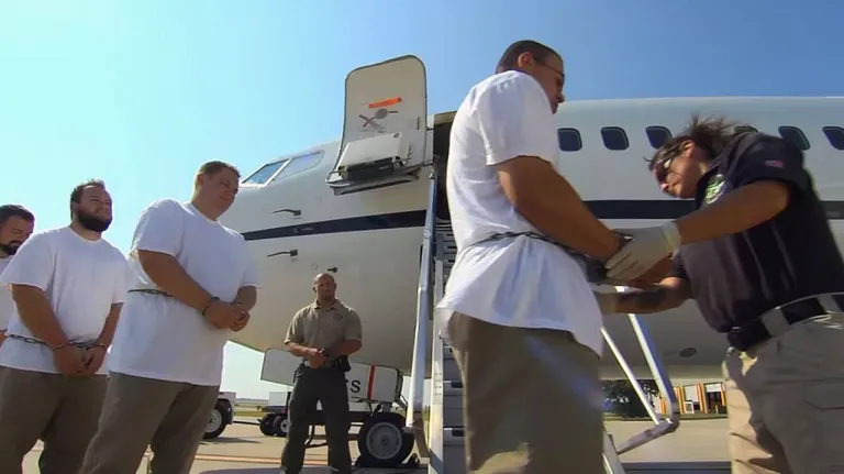 เจ้าหน้าที่ U.S. Marshals Service ขณะกำลังตรวจค้นผู้ต้องหา JPATS