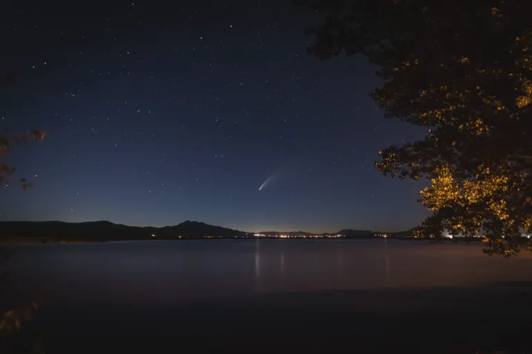 ภาพถ่ายดาวหาง NEOWISE ที่เดินทางผ่านเข้ามาในระบบสุริยะชั้นในในช่วงปี 2020