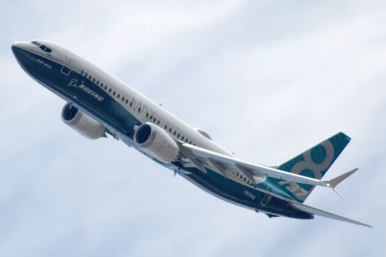ภาพถ่ายเครื่องบิน Boeing 737 MAX 8 ที่สามารถเห็นขนาดของเครื่องยนต์ที่ใหญ่มากเป็นพิเศษ ภาพจาก pjs2005