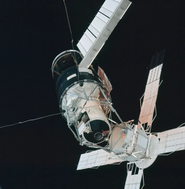 ภาพถ่ายสถานีอวกาศ Skylab ขณะที่ยาน Apollo ในภารกิจ Skylab 3 กำลังบินวนรอบสถานีวอวกาศเพื่อทำการเชื่อมต่อกับตัวสถานี