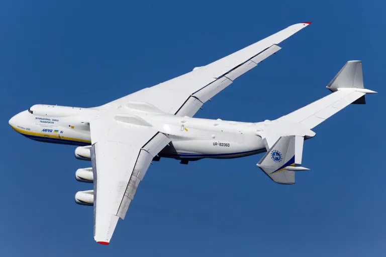เครื่องบิน Antonov An-225 ระหว่างการขนส่งทางอากาศ