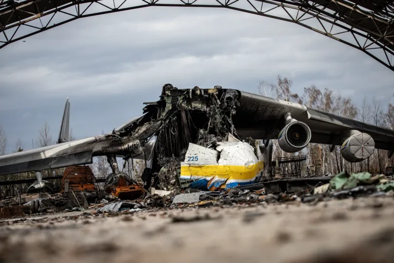 ซากของเครื่องบิน Antonov An-225 หลังจากการสู้รบกันระหว่างยูเครนและรัสเซีย