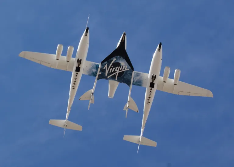 เครื่องบิน WhiteKnightTwo และยานอวกาศ SpaceShipTwo ซึ่งจะถูกปล่อยออกจากยานแม่ก่อนที่จะจุดเครื่องยนต์จรวดเพื่อขึ้นสู่อวกาศ