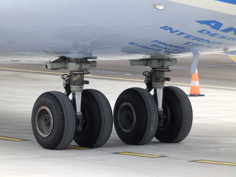 ล้อของเครื่องบิน Antonov An-225 ซึ่งมีสองชุด และเป็นล้อที่สามารถย่อได้