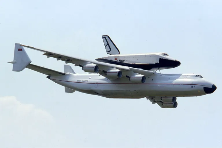 เครื่องบิน Antonov An-225 ขณะกำลังขนกระสวยอวกาศ Buran ในปี 1989