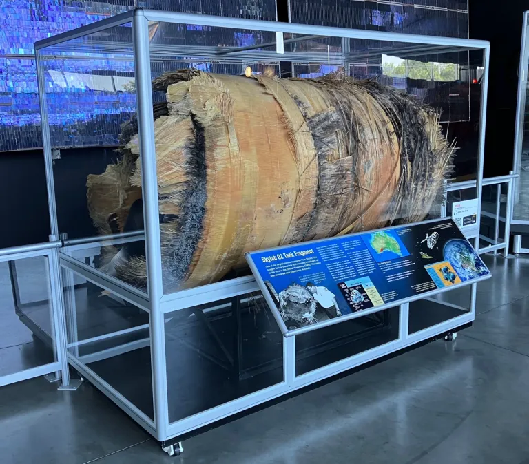 ภาพถ่ายชิ้นส่วนของสถานีอวกาศ Skylab ที่ตกลงมายังโลกและถูกเก็บกู้กลับมา จัดแสดงอยู่ที่ U.S. Space & Rocket Center ภาพถ่ายโดย Craigboy