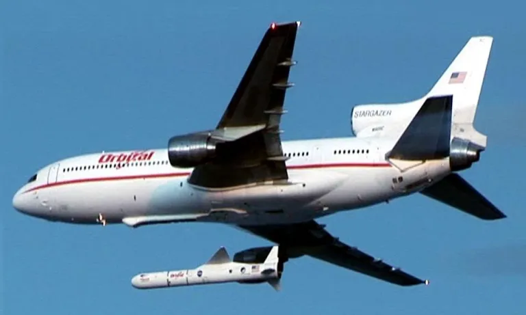 เครื่องบิน Lockheed L-1011 TriStar ขณะกำลังยิงจรวด Pegasus