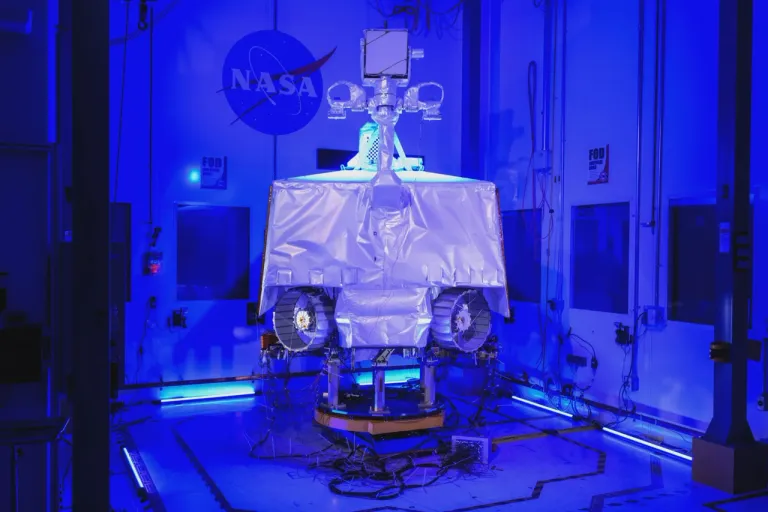ภาพของหุ่นยนต์ VIPER ในห้อง Cleanroom ใน Johnson Space Center