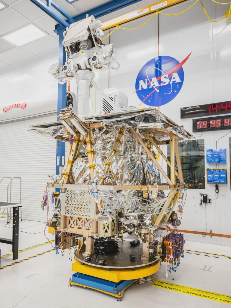 ภาพถ่ายขณะทำการประกอบหุ่นยนต์ VIPER ใน Cleanroom ของ Johnson Space Center
