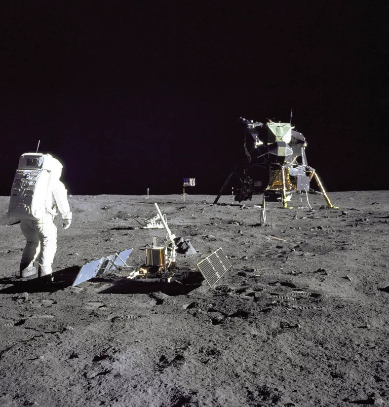 Astronaut Buzz Aldrin set up several scientific experiments while on the surface of the Moon during the historic Apollo 11 mission. You can see the lunar module, “Eagle,” in the background. ภาพจาก NASA