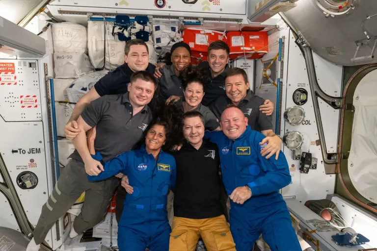 ภาพของบุตช์และสุนิตาหลังจากยาน Boeing Starliner เข้าเทียบสถานีอวกาศนานาชาติ