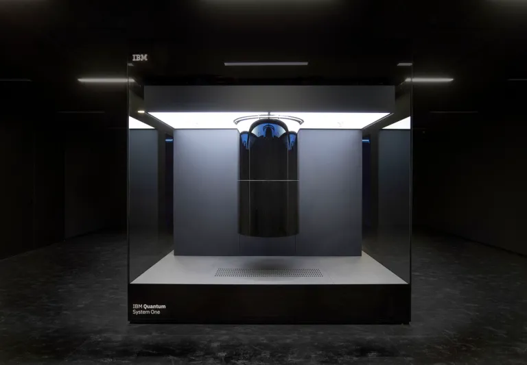 ภาพถ่ายเครื่องควอนตัมคอมพิวเตอร์ IBM Q System เครื่องควอนตัมคอมพิวเตอร์ตัวทดสอบของ IBM ซึ่งเป็นหนึ่งในคอมพิวเตอร์ควอนตัมที่มี Qubit มากที่สุดในโลกในปัจจุบัน ภาพถ่ายโดย IBM Research