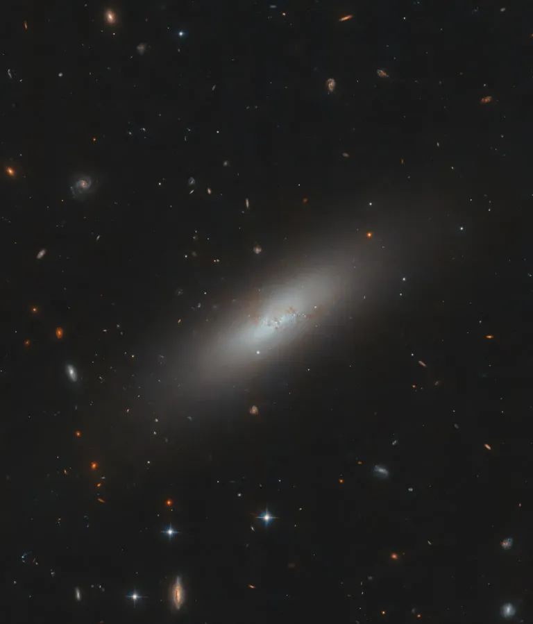 hubble-ic3430-potw2431a ภาพจาก NASA
