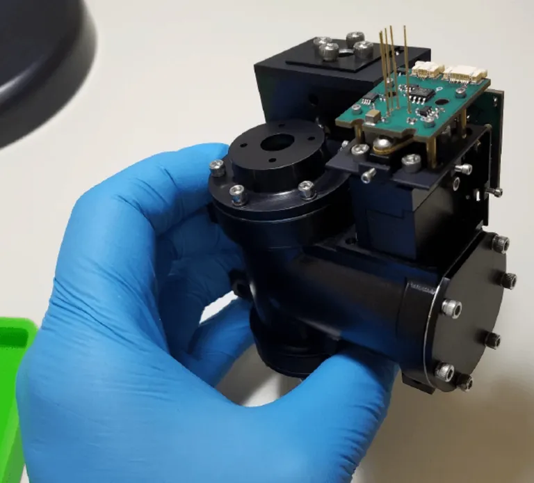 ภาพอุปกรณ์ Autofluorescing Nephelometer ที่จะถูกติดตั้งบนยาน Venus Lifefinder เพื่อตรวจสอบสารอินทรีย์ในชั้นบรรยากาศของดาวศุกร์ ภาพถ่ายจาก MIT