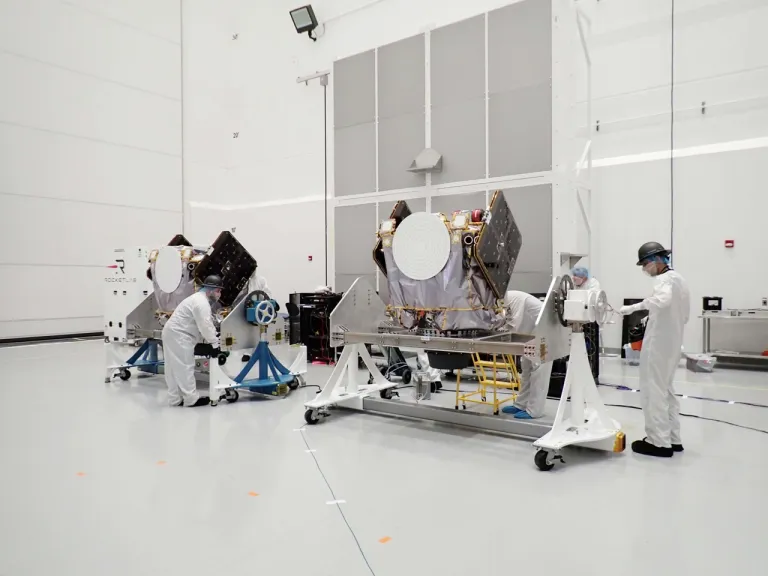 ภาพถ่ายยาน Blue และ Gold ในโรงงานประกอบของ Rocket Lab ภาพจาก Rocket Lab.jpeg