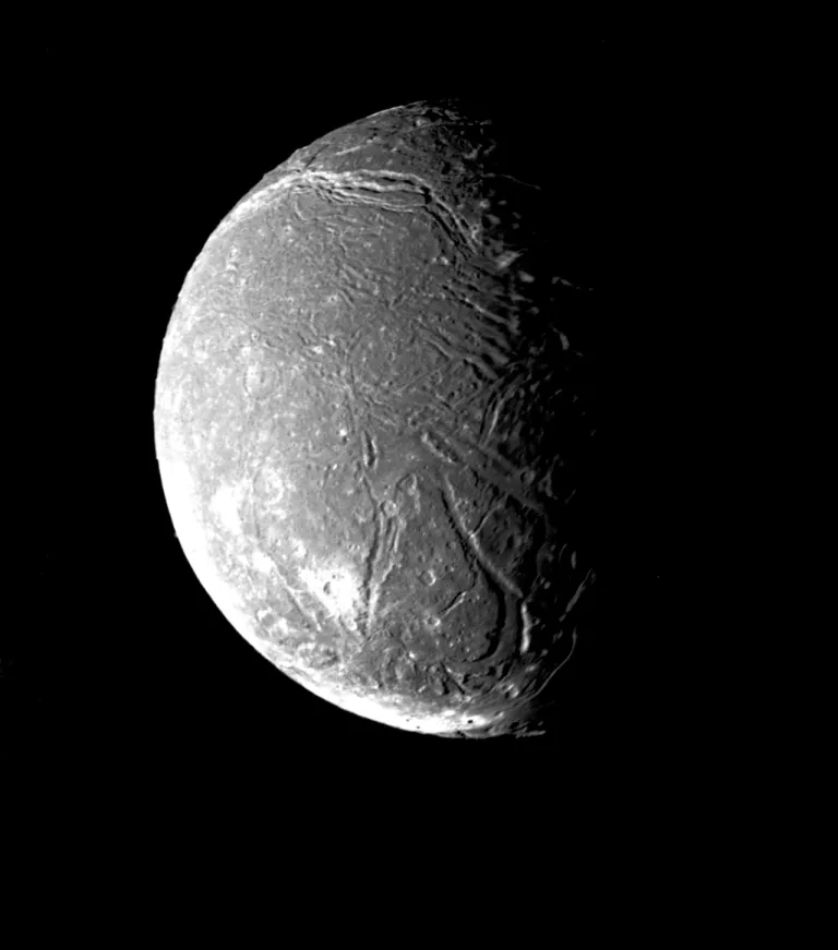 “ดวงจันทร์แอเรียล” (Ariel) ภาพจาก NASA