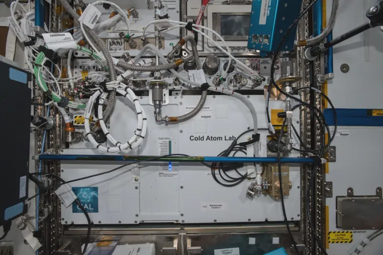 ภาพถ่ายห้องปฏิบัติการควอนตัม Cold Atom Lab ภายในสถานีอวกาศนานาชาติ