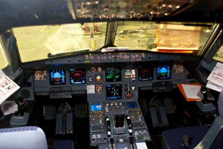 ภาพแสดงห้องนักบินของ Airbus A320 แสดงให้เห็นคันเหยียบหางเสือบริเวณที่วางเท้าของนักบิน