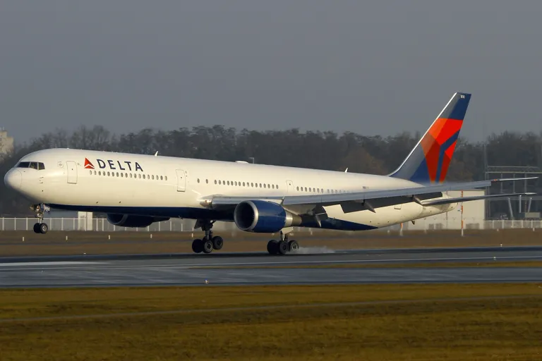 ภาพของเครื่องบิน Boeing 767 ขณะกำลังทำการลงจอด