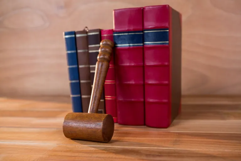 judges-gavel-with-books