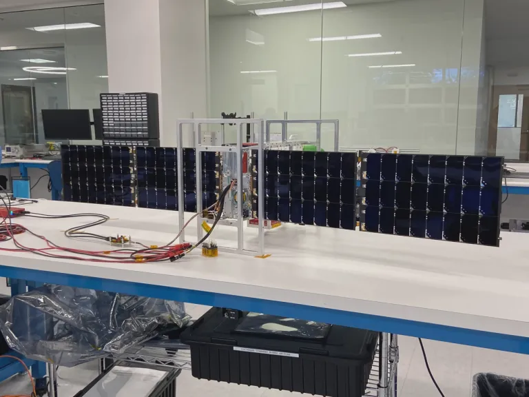 ภาพตัวดาวเทียม Arcstone ระหว่างการประกอบในห้องปฏิบัติการ ภาพจาก NASA