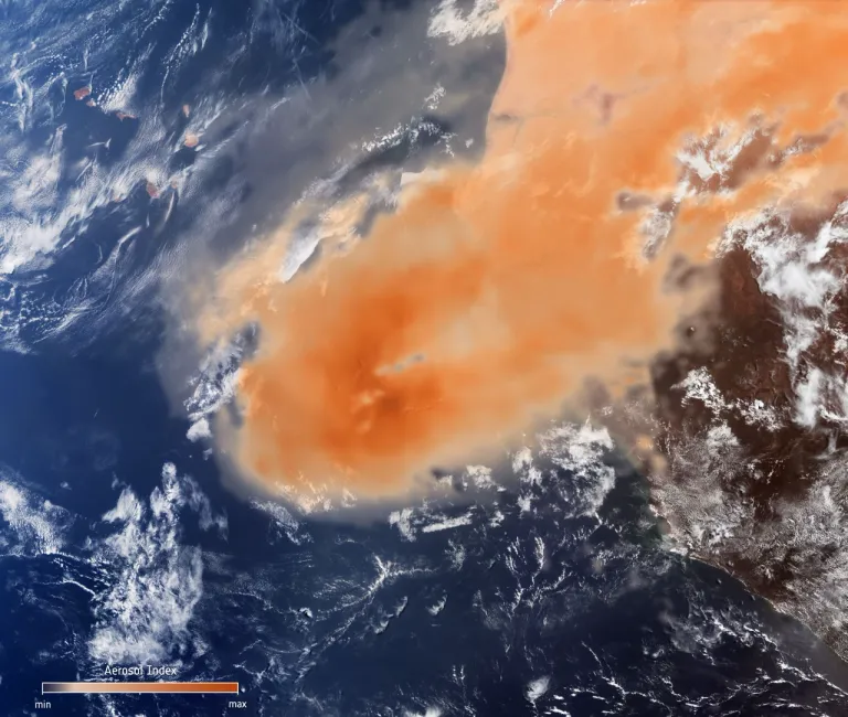 ภาพถ่ายฝุ่นจาก Sentinel 5P มาประกอบกับภาพถ่ายของ Sentinel 3 ทำให้เห็นภาพฝุ่นที่กำลังถูกพัดได้ง่ายมากขึ้น ภาพจาก ESA