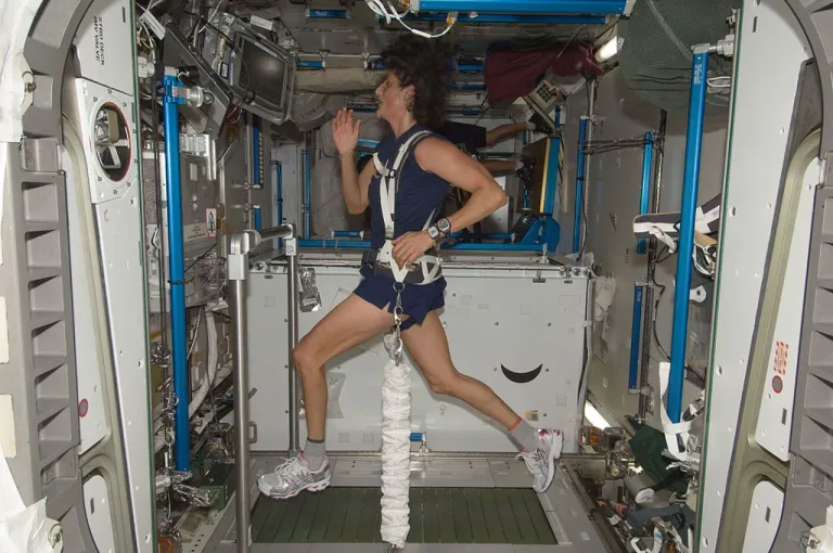 นักบินอวกาศ Sunita Williams ขณะกำลังวิ่งบนลู่วิ่ง COLBERT บนสถานีอวกาศนานาชาติ