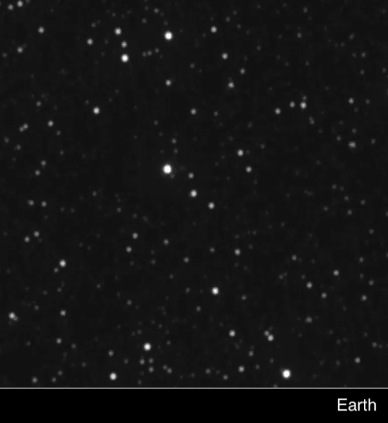 การทำ Stellar Parallax ด้วยยาน New Horizons เมื่อปี 2020 โดยภาพนี้คือมุมมองของโลก