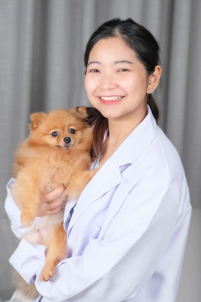 &ldquo;หมอจอย&rdquo; สพ.ญ.วริษฐา โตศักดิ์สิทธิ์ สัตวแพทย์ประจำศูนย์โรคผิวหนังและภูมิแพ้ โรงพยาบาลสัตว์ทองหล่อ