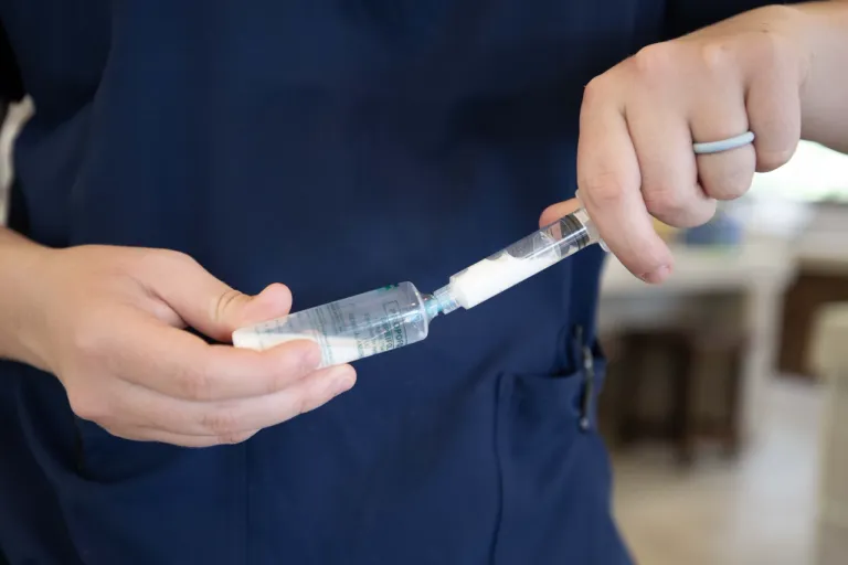 Propofol ยาสลบออกฤทธิ์ระยะสั้น มีลักษณะสีขาว ใช้สำหรับการทำให้สลบเบื้องต้นก่อนการใช้ยาสลบอื่น ๆ ร่วมด้วย