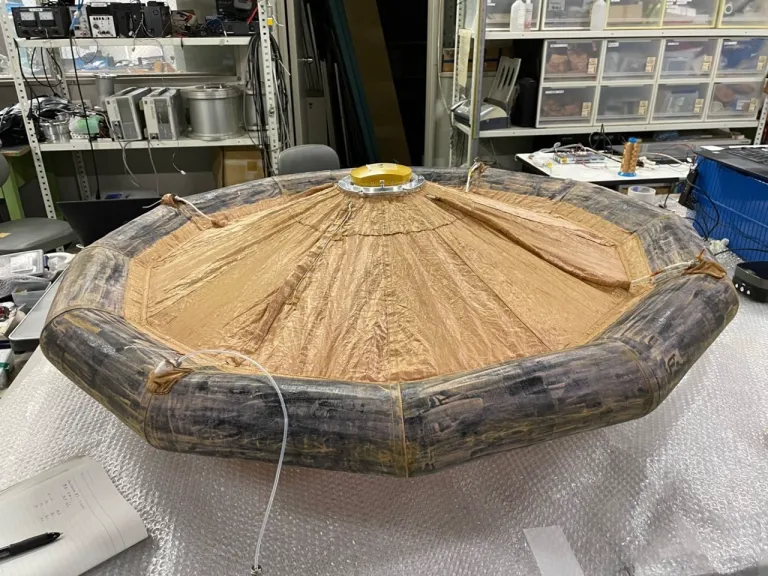 ภาพถ่ายโล่กันความร้อนในโครงการ Reentry and recovery module with deployable Aeroshell Technology for Sounding rocket experiment (RATS) ของ JAXA ในห้องปฏิบัติการ ภาพจาก JAXA