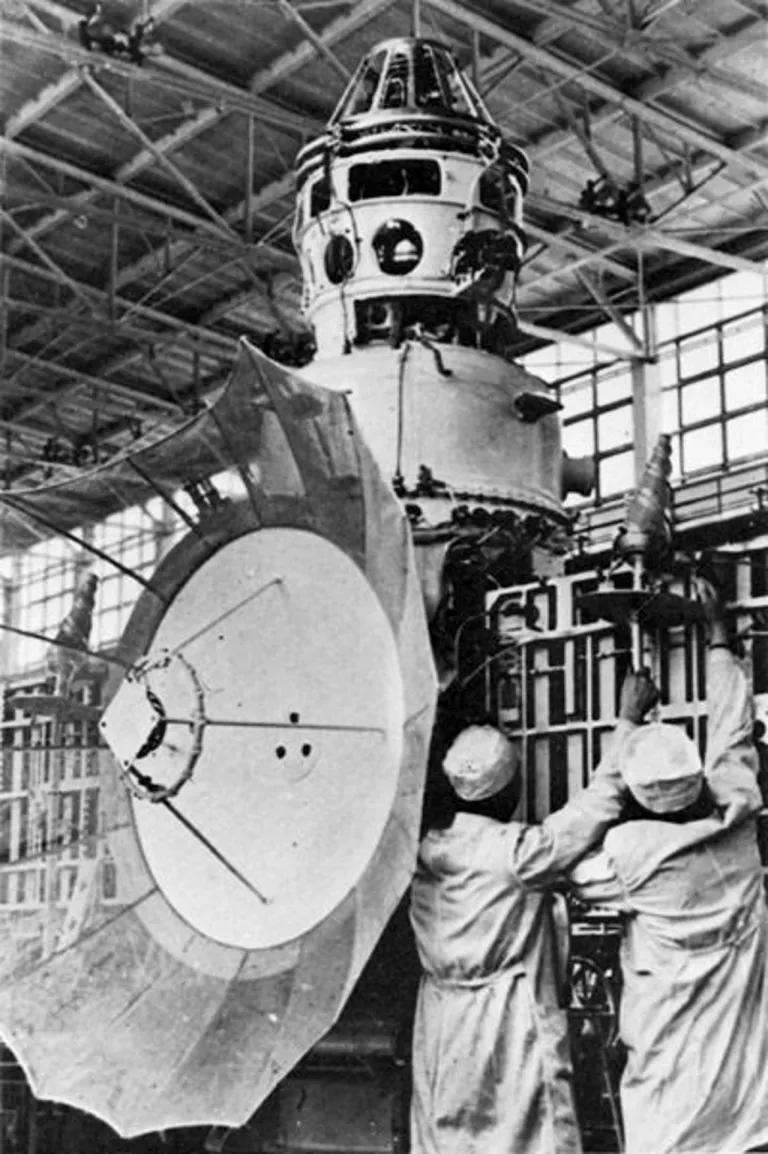 ภาพถ่ายของยาน Venera 8 ขณะทำการประกอบ ภาพจาก Roscosmos