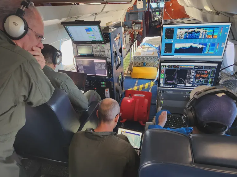 ภาพถ่ายภายในเครื่องบิน Gulfstream III ที่บรรทุกทั้ง AWP และ HALO