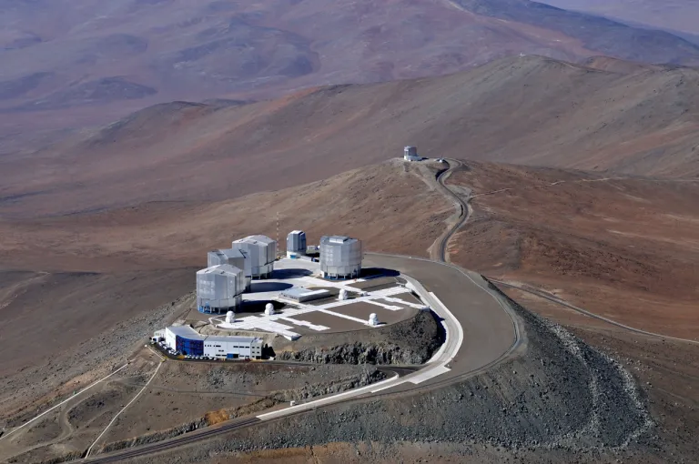 ภาพถ่ายทางอากาศของ Very Large Telescope จากยอดเขา Paranal ซึ่งเป็นบริเวณที่ใกล้กับการก่อสร้างโรงไฟฟ้า ภาพจาก ESO