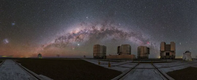 ภาพถ่ายบรรยากาศโดยรอบของกล้องโทรทรรศน์ Very Large Telescope ของ ESO ที่อยู่ในทะเลทรายอาตากามา